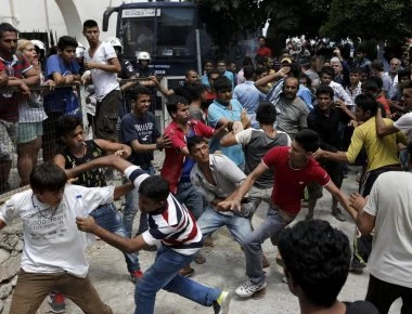 Ο Δ.Βίτσας υποσχέθηκε σε παράνομους μετανάστες την τακτοποίησή τους στις καλύτερες δυνατές συνθήκες